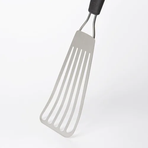 Vista 2 de OXO Good Grips - Juego de volteador de pescado de acero inoxidable y batidor plano