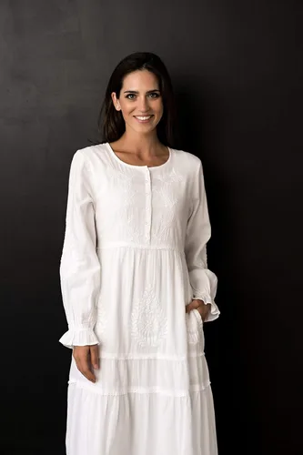 Vista 6 de White Elegance Vestido de manga larga de algodón para mujer, color blanco modesto, con botones en la parte delantera