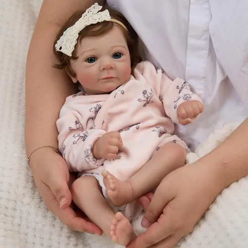 Vista 2 de Bebé recién nacido realista y lindo de 17 pulgadas que abrió los ojos con ojos brillantes, cabello castaño llamado Claire, muñecas realistas que se