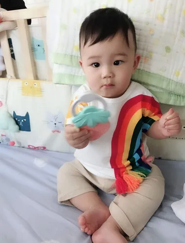 Vista 2 de Camiseta de manga corta con borlas, diseño de arco iris, a rayas, para el verano, para niños y niñas