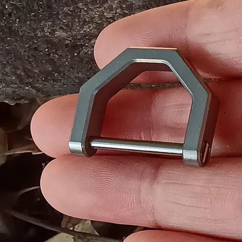 Vista 6 de Llavero de titanio en forma de D, llavero con grillete de tornillo, herramienta para llave de coche, hebilla D para llavero
