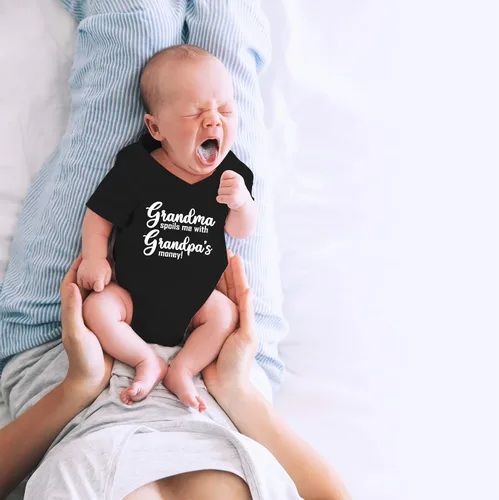 Vista 5 de CBTwear Grandma Spoils Me With Grandpa's Money Baby Body Lindo Recién Nacido Ropa Unisex Humor Mameluco