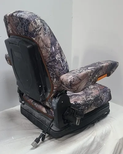 Vista 4 de Asientos de tractor DSC hechos para asientos de suspensión de tractor de lujo con bolsa de documentos y reposabrazos ajustable. camuflaje MC2G.