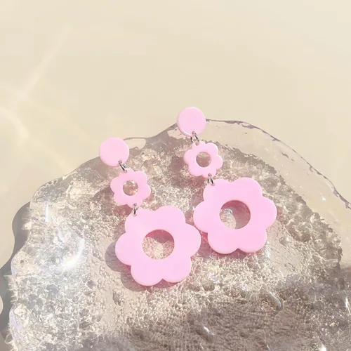 Vista 2 de Caiyao Aretes acrílicos de flor de margarita de los años 6070 para mujer, aretes de gota de margarita doble, aretes de resina con flores de girasol