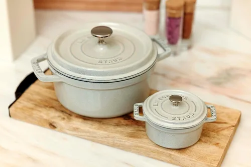 Vista 4 de Staub - Olla redonda de hierro fundido de 2.75 cuartos, color trufa blanca, fabricada en Francia