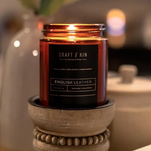 Vista 2 de Craft & Kin - Vela perfumada de cuero inglés de alta calidad, larga duración, 45 horas de tiempo de combustión, vela perfumada de soja natural