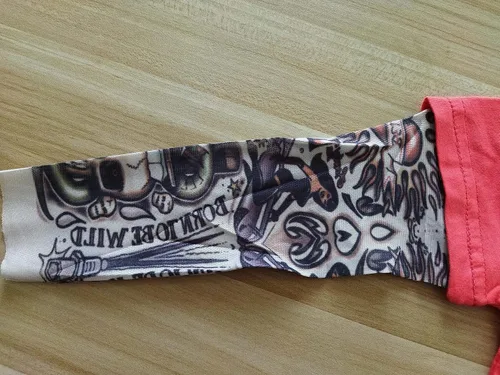 Vista 4 de Camisetas de manga de tatuaje con protección solar para niños pequeños, camisetas de moda para niños pequeños