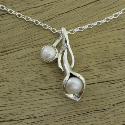 Vista 5 de NOVICA Collar artesanal de perlas hecho a mano de plata esterlina de la India joyería nupcial colgante blanco piedra natal floral 15.75 pulgadas