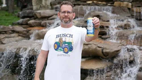 Vista 4 de theCHIVE Busch America's Heartland Farming Tractor Beer Camiseta