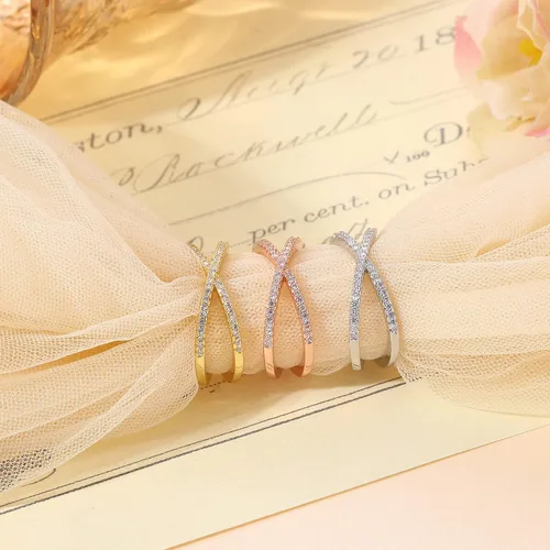 Vista 4 de Diamday Anillo en X chapado en oro de 14 quilates con circonita cúbica brillante apilable, anillos de boda con diamantes de imitación cruzados