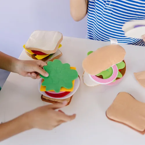 Vista 6 de Melissa & Doug alimentos de fieltro, set de juego para preparar sandwich, 33 piezas.