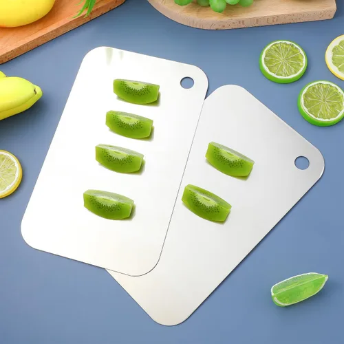 Vista 4 de Ciieeo Juego de 2 tablas de cortar de acero inoxidable de 9.44 x 5.90 pulgadas, reversibles antideslizantes, bloques de cortar de cocina con mango