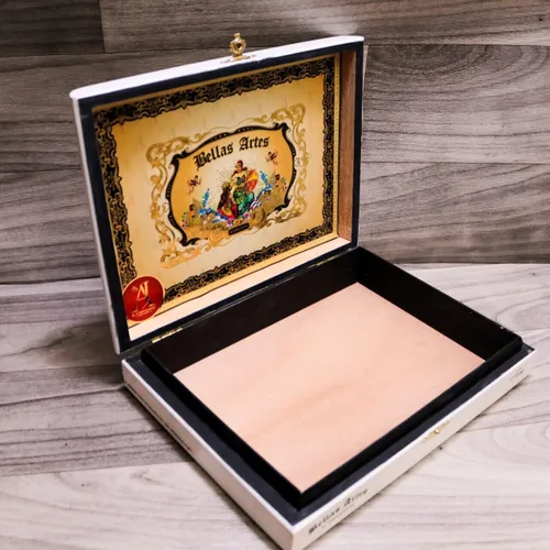 Vista 4 de Bellas Artes Caja de cigarros de Madera Toro Vacía - 9.5" x 7" x 2