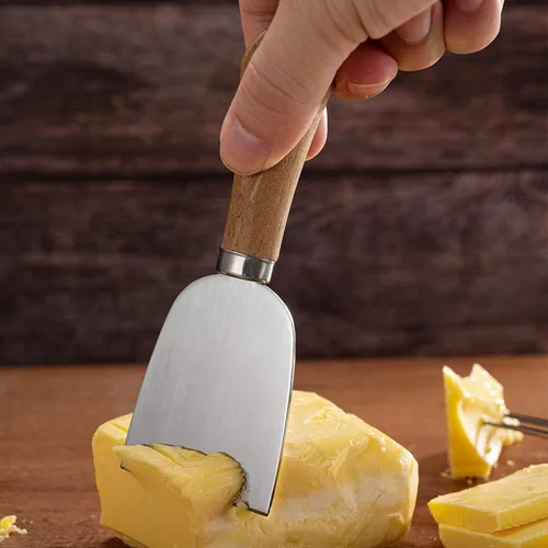 Vista 3 de Juego de cuchillos de queso con mango de madera, mini pinzas para servir, cucharas, tenedores, palillos de dientes, banderas para fiesta de Navidad