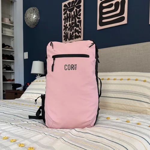 Vista 20 de COR Surf Mochila de viaje de mano Island Hopper 2.0 Mochila ultraligera aprobada para artículos personales 28L Negro Edición impermeable