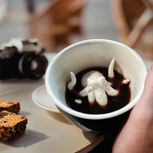 Vista 2 de Creature Cups - Taza de cerámica CTHULHU (11 onzas, exterior negro) - Tazas espeluznantes - Taza de animal 3D oculto en el interior que emerge