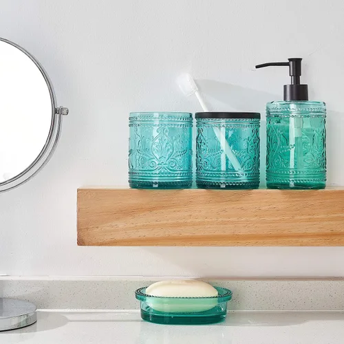 Vista 6 de Juego de 5 accesorios de baño de vidrio azul verde azulado y cesta de basura con patrón decorativo prensado, incluye dispensador de jabón de mano