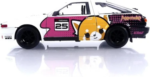 Vista 3 de Jada Toys Sanrio 1:24 1986 Toyota Trueno (AE86) - Figura de coche fundido a presión y Aggretsuko, juguetes para niños y adultos (33725)