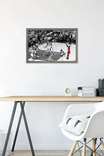 Vista 6 de Trends International Michael Jordan - Póster de pared horizontal The Shot, 14.72 x 22.37 pulgadas, versión enmarcada de madera de granero