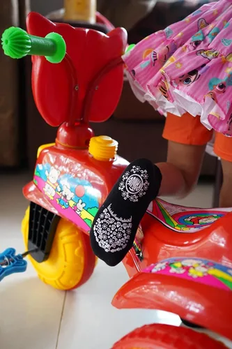 Vista 4 de RATIVE Calcetines antideslizantes con puños para bebés, niños y niñas