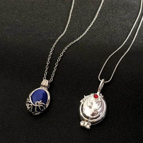 Vista 4 de Juego de 14 piezas de calcomanías de The Vampire Diaries de Elena Gilbert con apertura de medallón de verbena con colgante de collar de Katherine