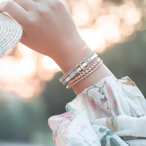 Vista 2 de FANCY SHINY Pulseras bohemias de cuero con cuentas doradas para mujer, apilables con cierre magnético