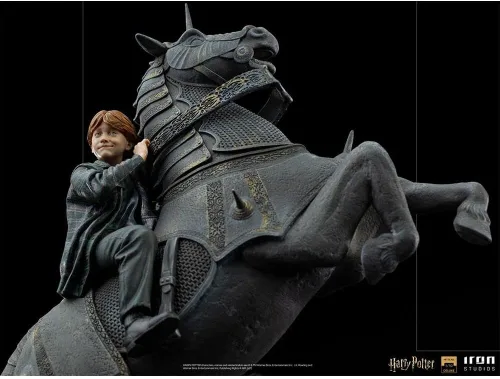 Vista 6 de Iron Studios - Harry Potter - Escala de Arte Deluxe 1/10 - Ron Weasley en la estatua de ajedrez del mago