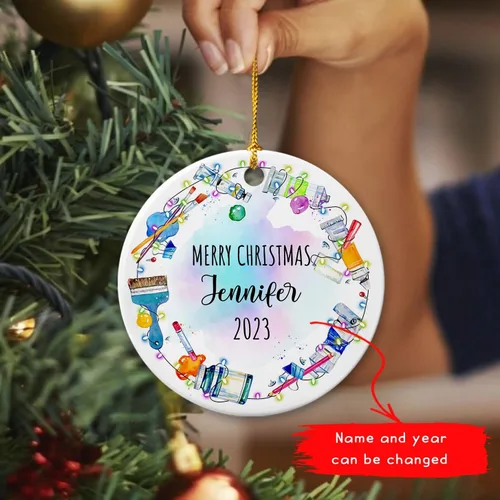 Vista 3 de Adorno de artista personalizado 2025 para árbol de Navidad, adornos de cerámica de dibujo personalizado, regalos de Navidad para pintores