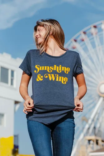 Vista 2 de Camiseta divertida con estampado de sol y vino para mujer