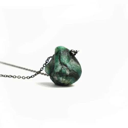 Vista 5 de Gempires Natural Raw Emerald Pendant Necklace, 15-20 mm Gemstone With Black Plated 16 + 2 Inch Adjustable Chain
