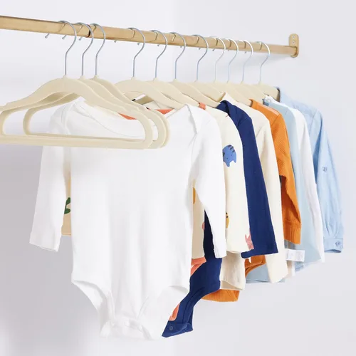 Vista 6 de Amazon Basics Perchas de terciopelo antideslizantes para niños que ahorran espacio con muescas para el hombro, construcción resistente para Beige