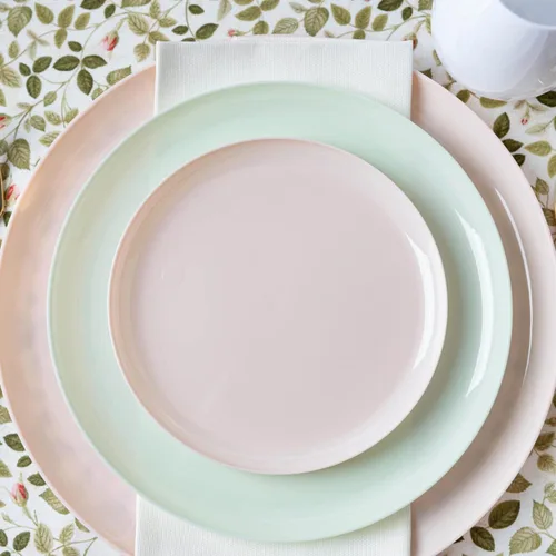 Vista 2 de EcoQuality Platos redondos de plástico desechables de 8.6 pulgadas – Platos de cena desechables grandes y resistentes para bodas, vajilla, platos
