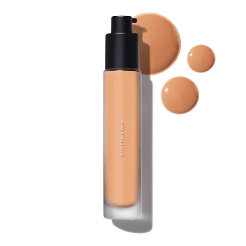 Vista 15 de MAKE Beauty Diffusion Dew Skin Tint. Acabado radiante de cobertura transparente a media. Difumina, suaviza e ilumina para una tez luminosa. 01 Feria