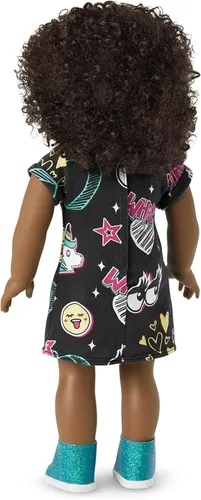 Vista 4 de Muñeca American Girl Truly Me de 18 pulgadas #112 con ojos cafés, cabello castaño oscuro, piel profunda, vestido de camiseta negra, para edades 6+