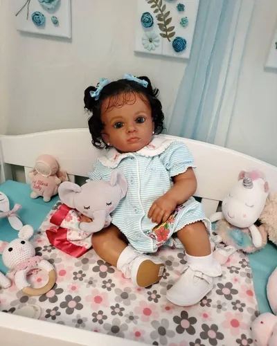Vista 5 de Angelbaby Muñecas de bebé recién nacidas realistas de niña negra con pelo de 24 pulgadas, muñeca de bebé recién nacida afroamericana con aspecto
