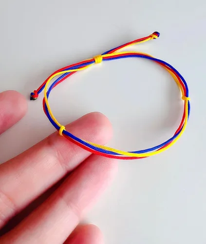 Vista 3 de Pulsera minimalista colombiana, amarilla, azul, roja, ajustable de 5.5 a 9 pulgadas de nailon