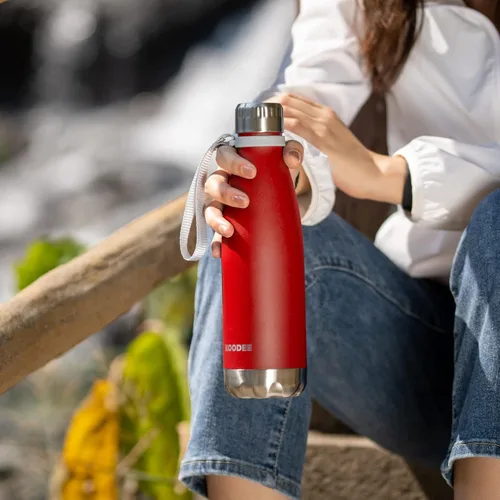 Vista 2 de koodee Botella de agua de acero inoxidable de 17 onzas, doble pared aislada al vacío, botella de agua deportiva para niñas, con forma de cola a Rojo