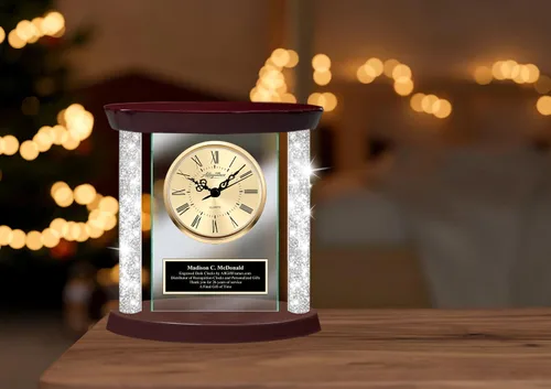 Vista 2 de AllGiftFrames Reloj de mesa con placa grabada negra con diamantes de oro, bisel de oro, bisel de lujo, base de madera, reloj con base de madera