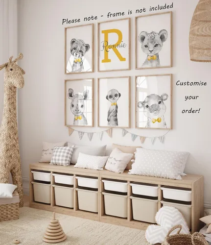 Vista 4 de Animales de Safari Personalizados para Habitación de Bebés Niños Juego de 6 Pósteres Sin Marco, Arte de Pared con Nombre Personalizado Corbatín Azul