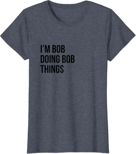 Vista 82 de Camiseta con texto en inglés "I'm Bob Doing Bob Things" Asfalto