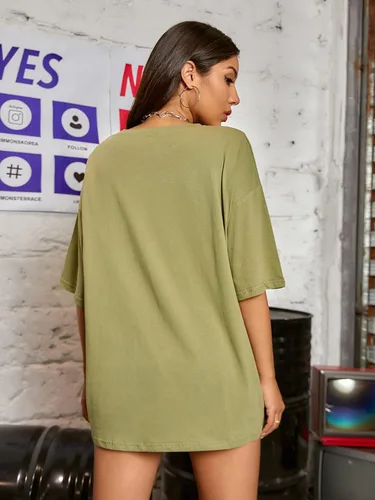 Vista 2 de Romwe Camiseta de manga corta de gran tamaño con estampado gráfico de letras para mujer