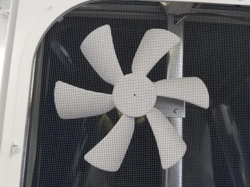 Vista 4 de Ventilación RV de techo con masilla y tornillos y ventilador de 12 voltios