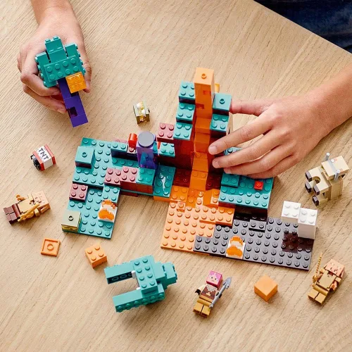 Vista 3 de LEGO Minecraft The Warped Forest 21168 - Juego creativo práctico de Minecraft Nether; divertido juguete de construcción de bosque deformado