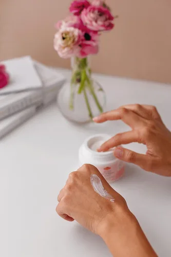 Vista 6 de OTACI Crema facial herbaria con infusión de rosas - Hidratante vegano ultra nutritivo para hidratación profunda, textura suave y brillo radiante