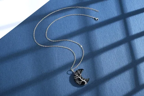 Vista 2 de MAIBAOTA Collar de cristal curativo, collar de luna creciente envuelta en alambre de árbol de vida, collar con colgante de piedra natural de reiki