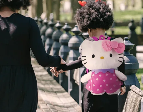 Vista 5 de Hello Kitty Accessory - Bolsa de peluche rosa con licencia oficial con nombre personalizado, Rosado, Bolsa de día
