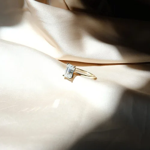 Vista 8 de espere Anillo de compromiso de moissanita de corte esmeralda de 2 quilates, anillo de compromiso clásico de oro sólido, anillo de oro amarillo de 14