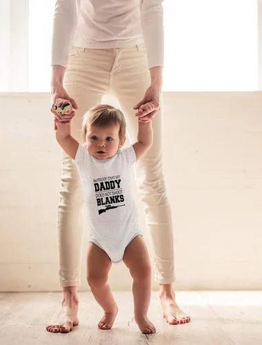 Vista 3 de CBTwear Im Proof That My Daddy Does Not Shot Blanks Hunting Buddy Lindo body infantil de una pieza