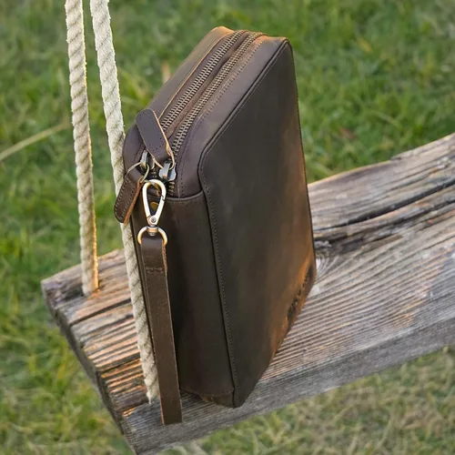 Vista 3 de Polare - Funda organizadora de cables de viaje de cuero de grano completo, bolsa de transporte de accesorios electrónicos de doble capa