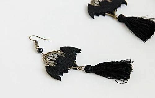 Vista 2 de Caiyao Aretes colgantes de borla de calavera de Halloween para mujeres y niñas, hechos a mano, diseño de esqueleto gótico, punk, joyería ligera, día